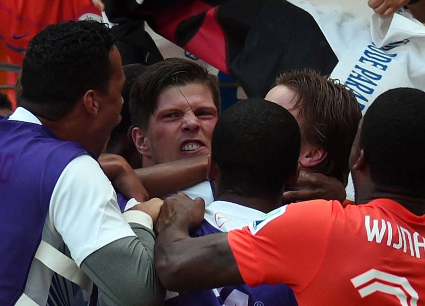 Huntelaar travolto dall&#39;abbraccio dei compagni. Afp